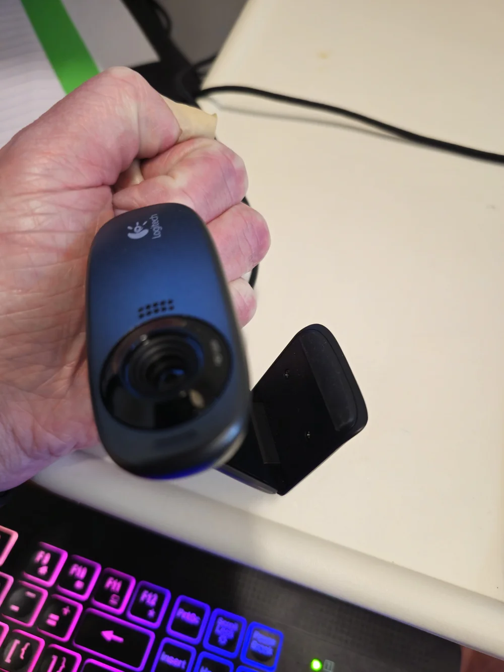 2 Webcams: A Full HD 1080P USB Webcam equipped with A Microphone & A Logitech